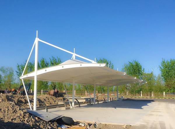 北京膜結(jié)構(gòu)公司的膜結(jié)構(gòu)車棚擁有的優(yōu)勢