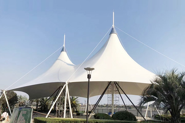 北京膜結(jié)構(gòu)造型分為兩部分，冠頂膜與裙形單元